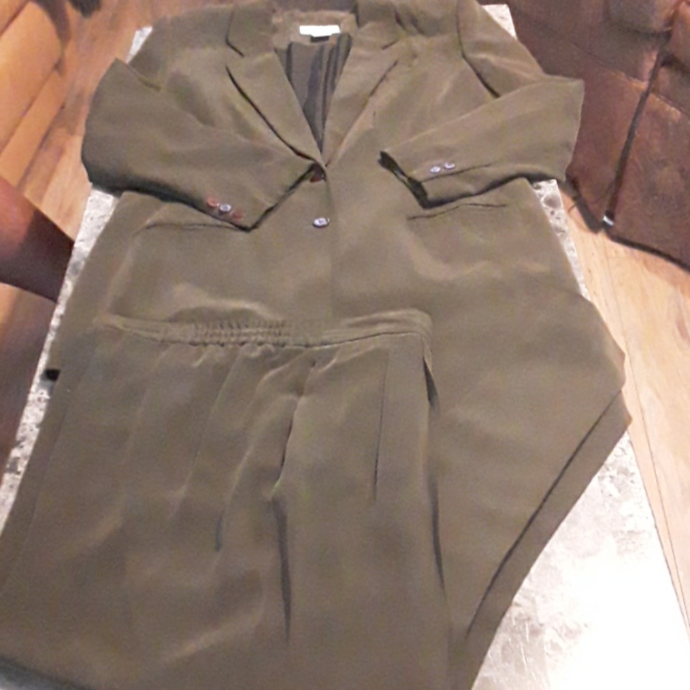 Chaus 100% Silk Suit ( size 14 ) Olive Green